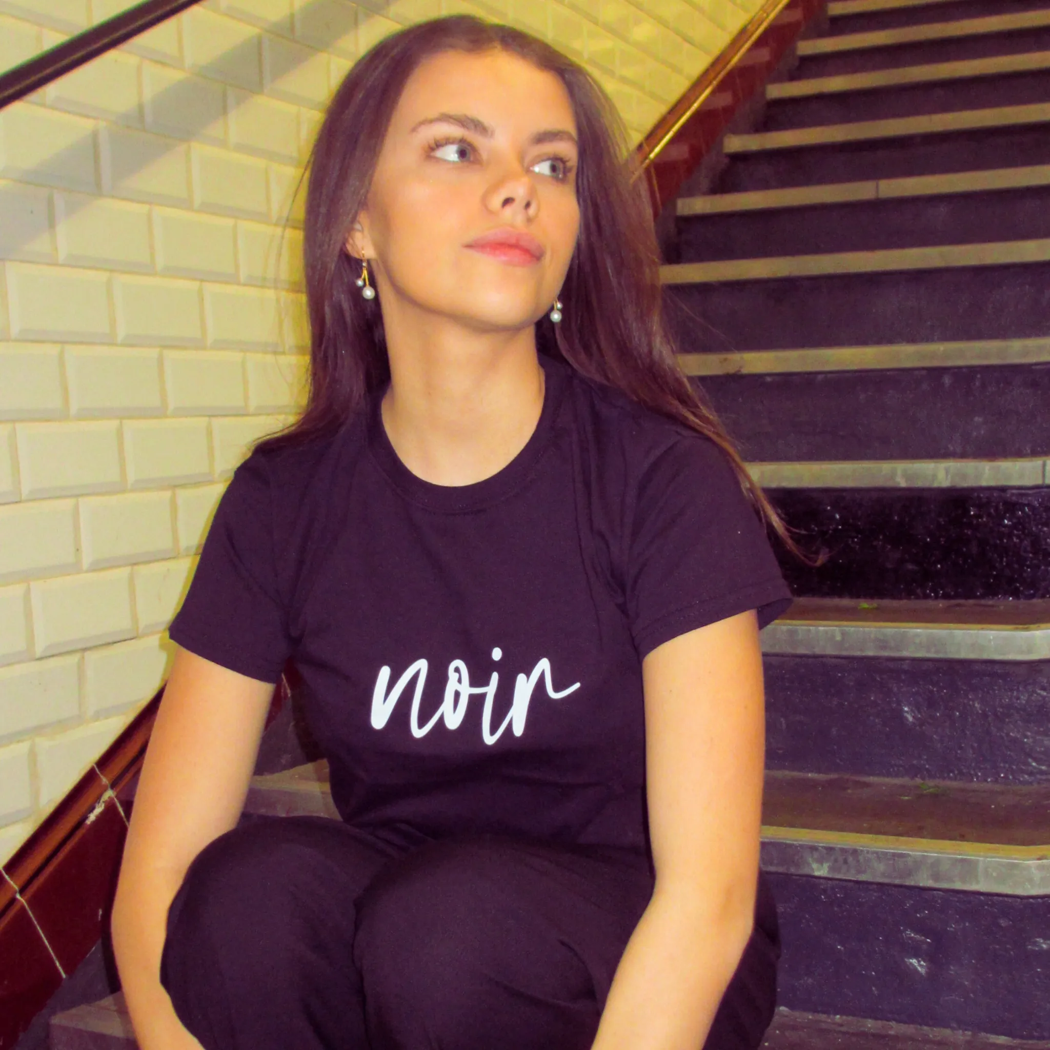 NOIR, BABY TEE - SVART